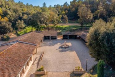 Bastide en Pierre de 700 m2 avec Domaine équestre sur 25 HA.