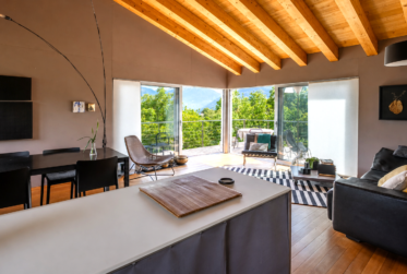 AYENT - VILLA D'ARCHITECTE EN BOIS ET BÉTON – UNE MAISON D'ARTISTE EN HARMONIE AVEC LA NATURE