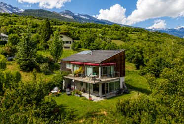AYENT - VILLA D'ARCHITECTE EN BOIS ET BÉTON – UNE MAISON D'ARTISTE EN HARMONIE AVEC LA NATURE